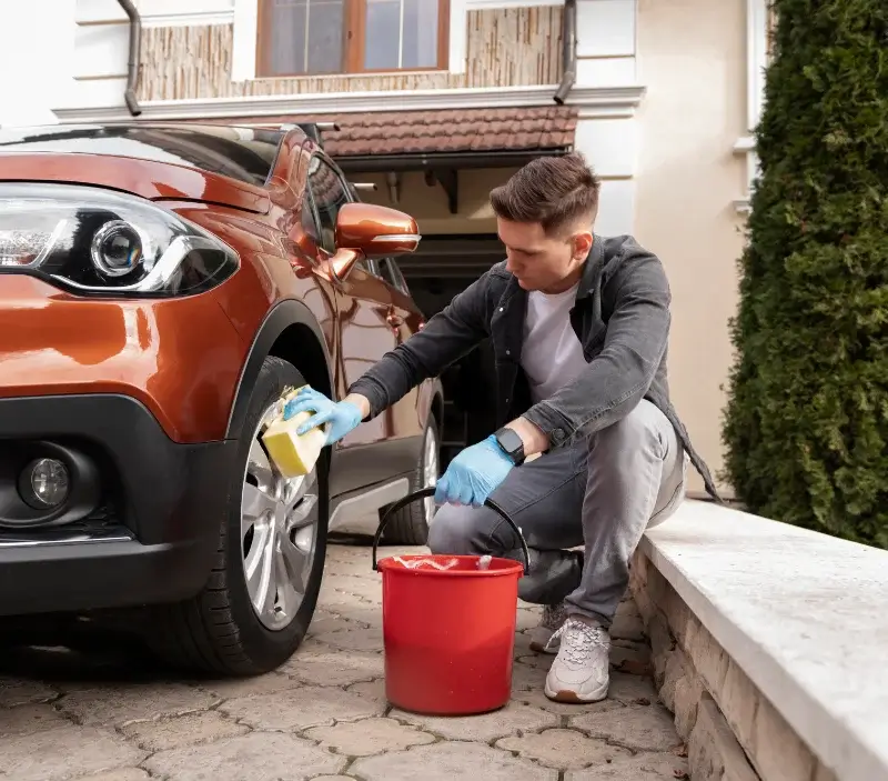 Lavage auto à domicile Vicq-Exemplet : professionnel intervenant sur un véhicule